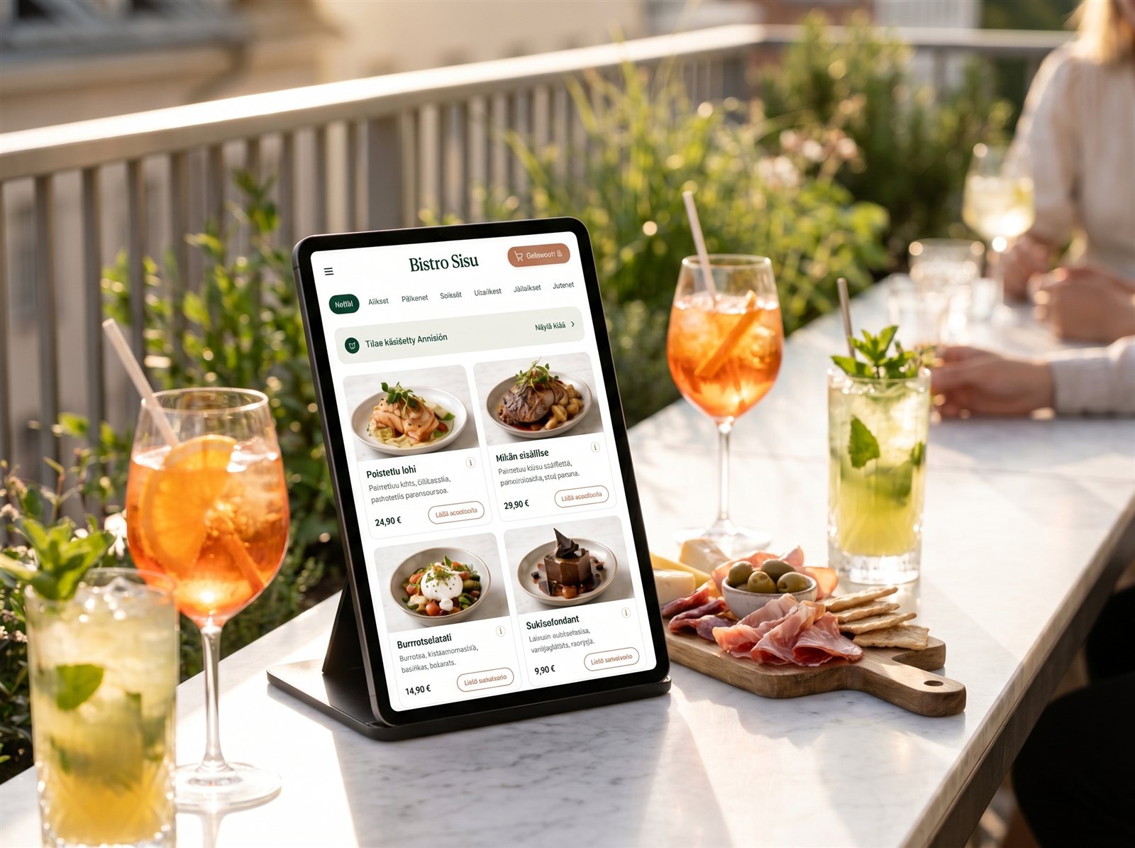 Creavo Order -tabletti terassipöydällä cocktailien ja tapaslautasen keskellä