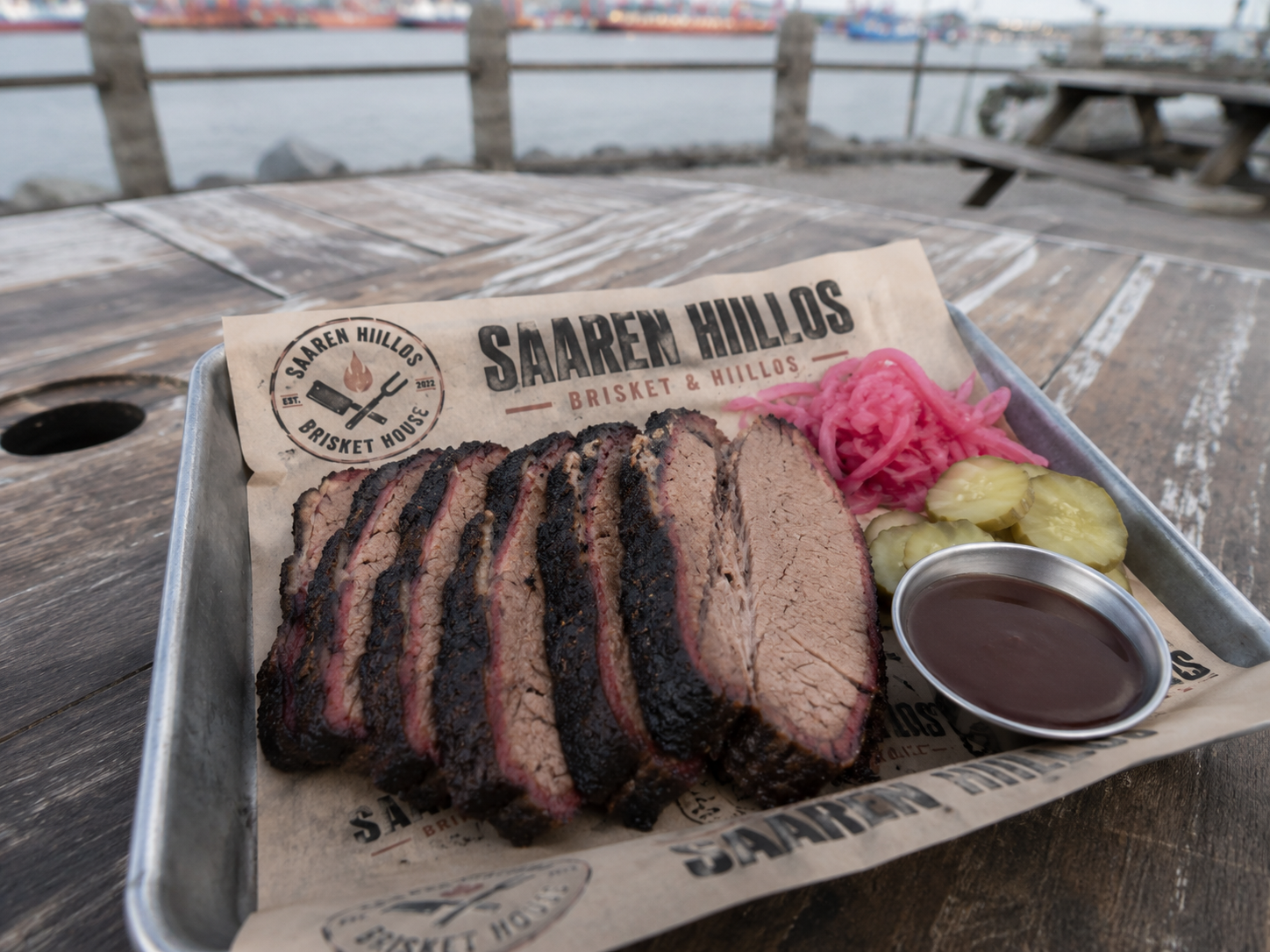 Saaren Hiilloksen brisket-annos tarjottimella brändätyn paperin päällä