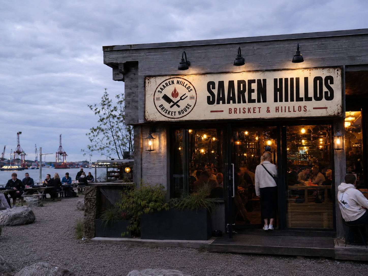 Saaren Hiillos -ravintolan julkisivu ja kyltti sataman laiturilla