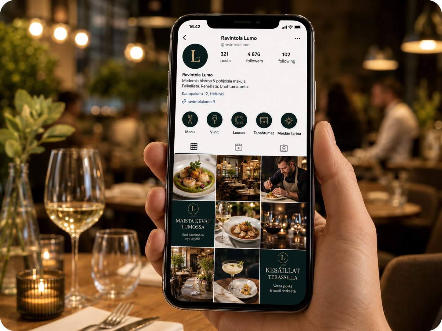 Käsi pitelee puhelinta, jolla ravintolan yhtenäinen Instagram-profiili lämpimässä ravintolatunnelmassa
